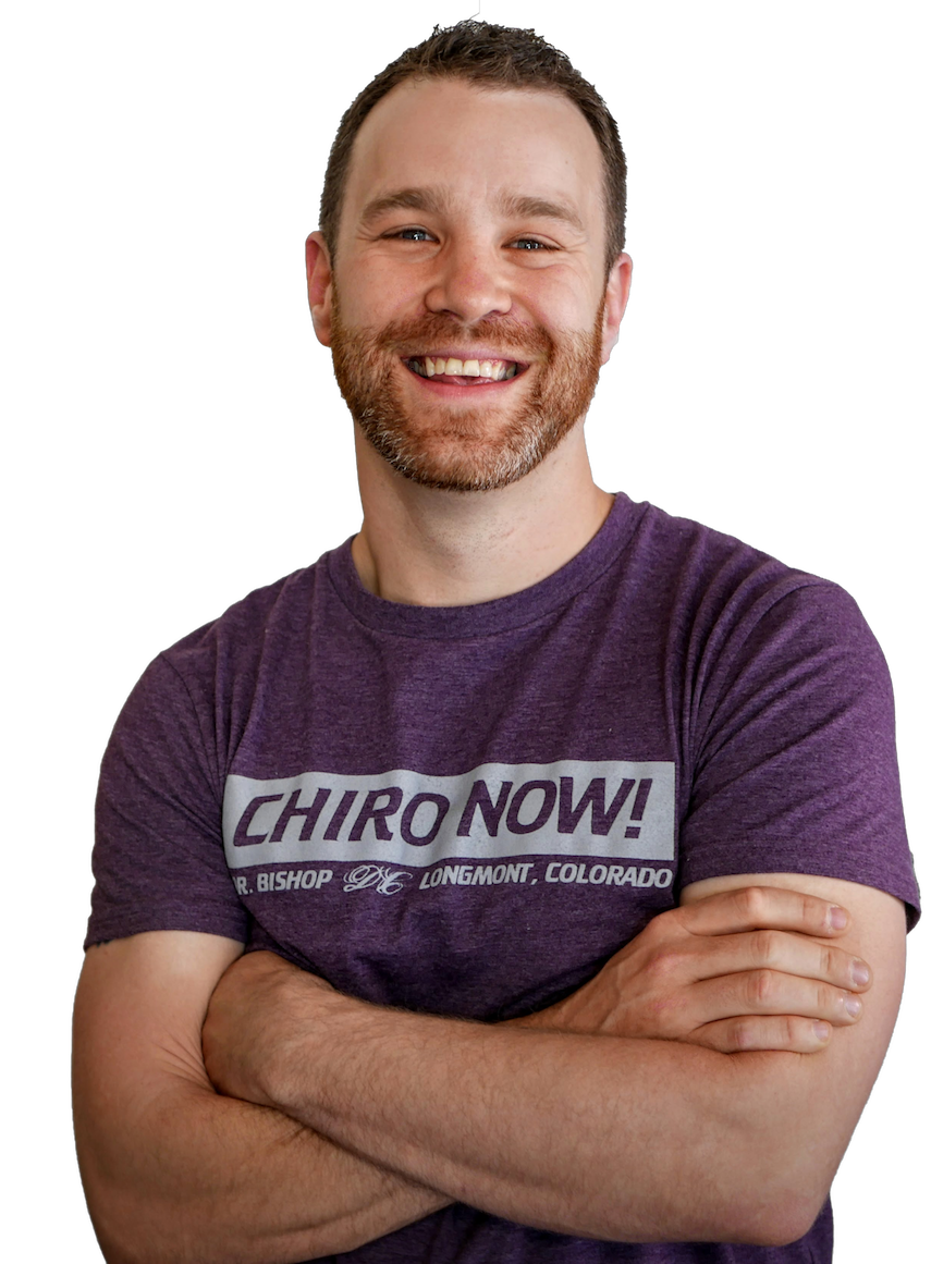 El Dr. Luke Bishop brindando atención quiropráctica profesional en Longmont, CO.