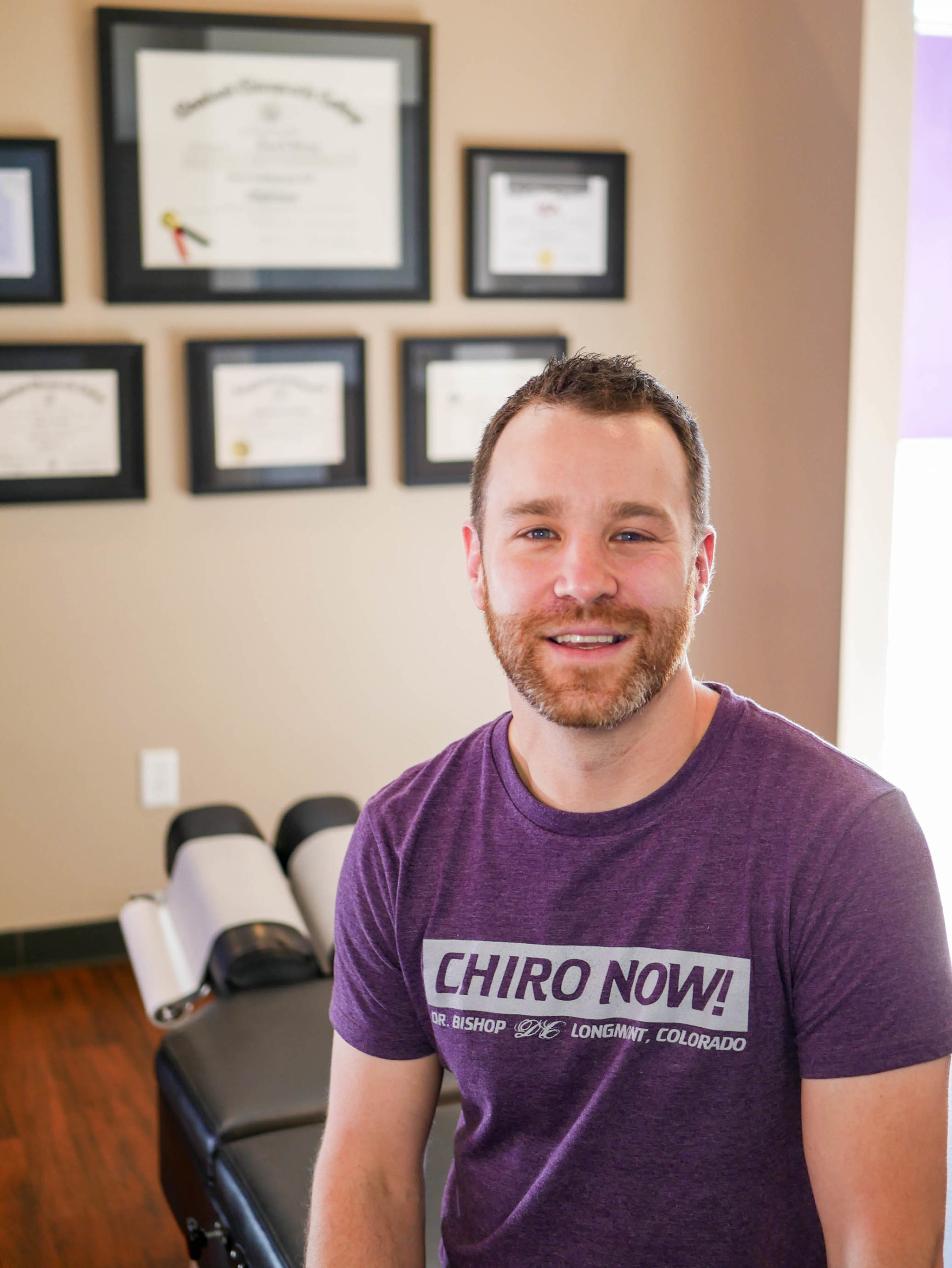 El Dr. Luke Bishop, quiropráctico en Longmont, CO, brindando atención quiropráctica profesional y personalizada.